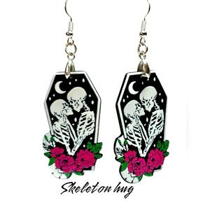 2/22 🐈‍⬛☠️Goth skeleton kissing/couple with roses earrings-silver/Halloween
